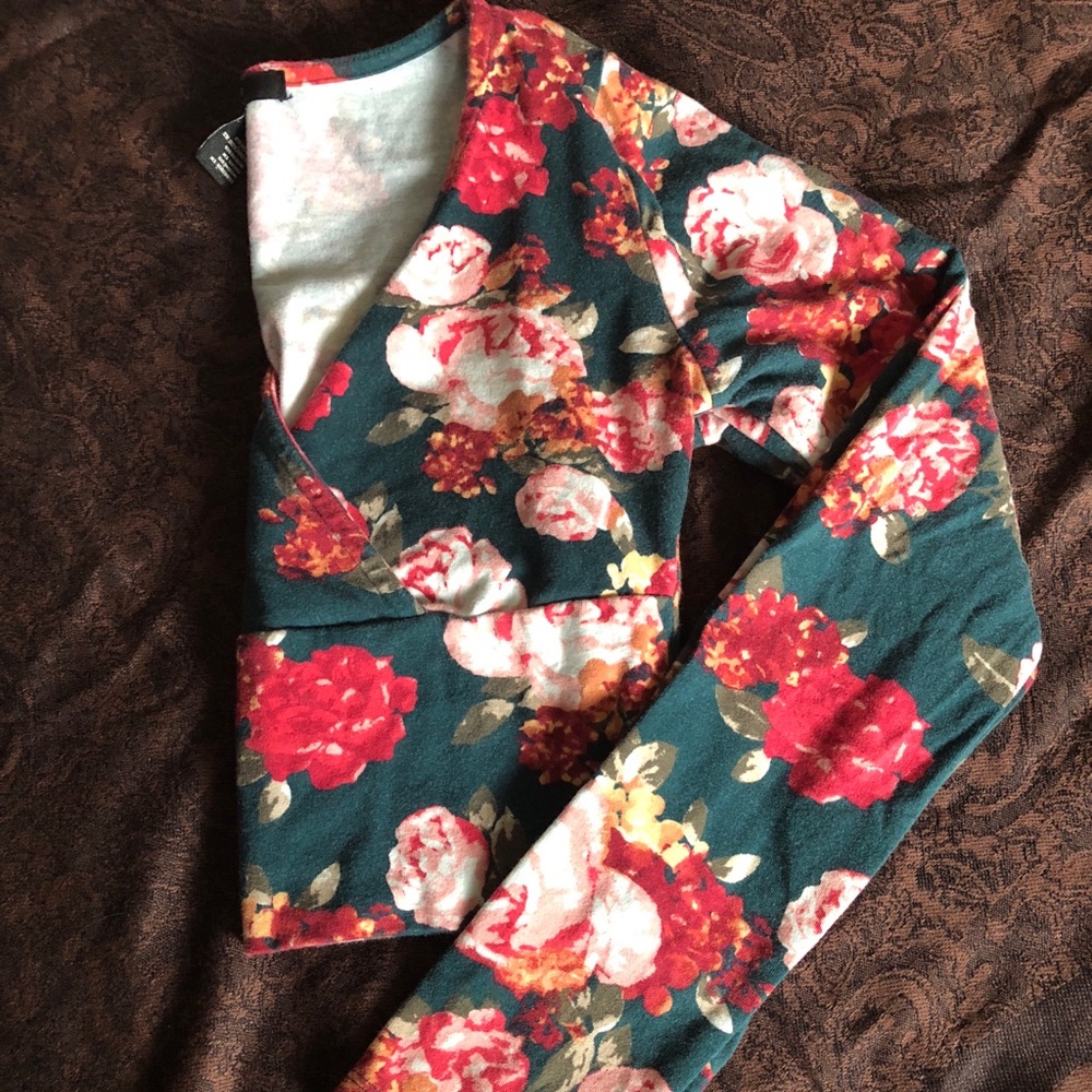 NWOT long sleeve floral crop top
